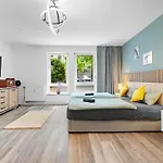 Exklusive - - Inclusive Sauna - Free Parking - Perfect For 7 Guests - Smart Kolín nad Rýnem