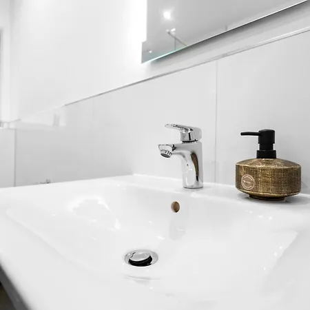 Exklusive - - Inclusive Sauna - Free Parking - Perfect For 7 Guests - Smart Apartmán *